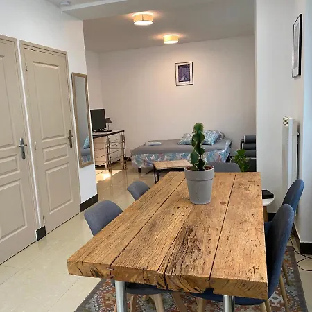 Large And Unique Souplex 60sqm, Well Located París